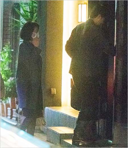 鈴木京香と長谷川博己の2ショット、行き付けのバーデート