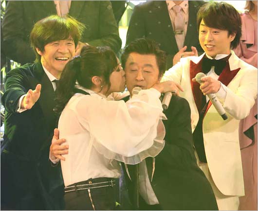 ユーミンが桑田佳祐にキスシーン