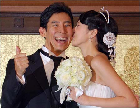 高嶋政伸と美元のラブラブ画像