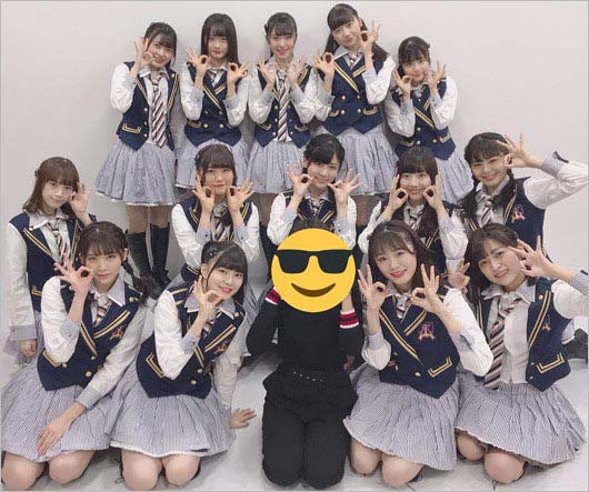 NGT48メンバーと北川マネージャー