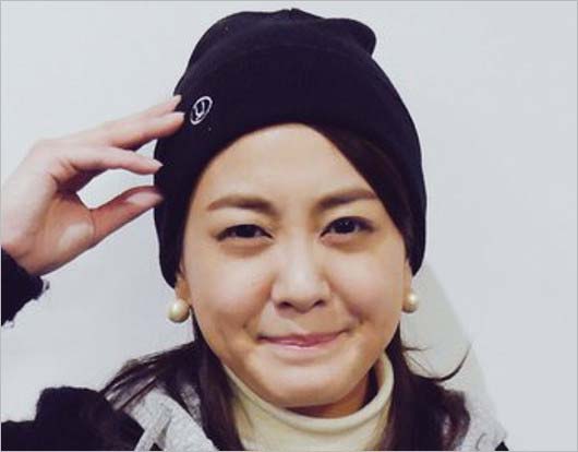 アキナ秋山賢太と同じ帽子着用の塚本麻里衣アナの画像