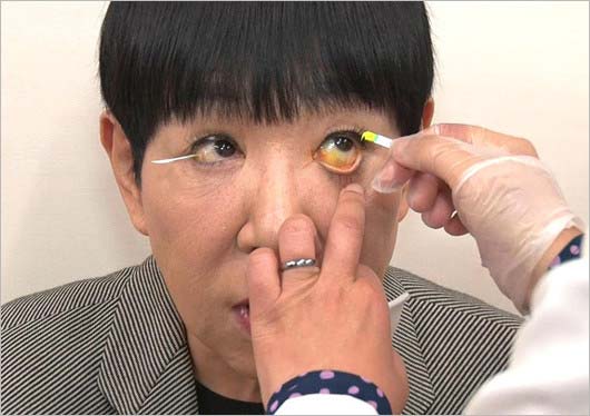 目の検査を受ける和田アキ子