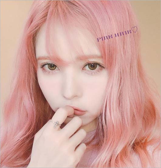 益若つばさのピンク髪