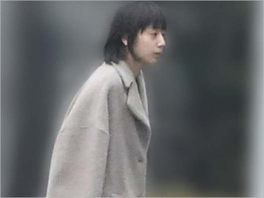 夏帆がマンションに入る姿