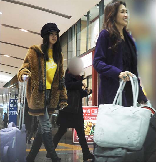 Kokiと工藤静香の駅での写真