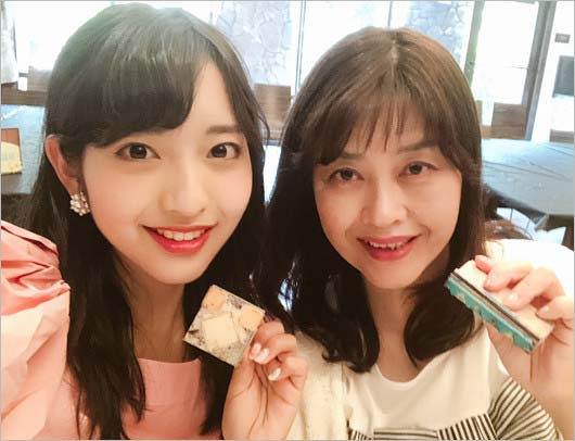 藤本万梨乃と母親