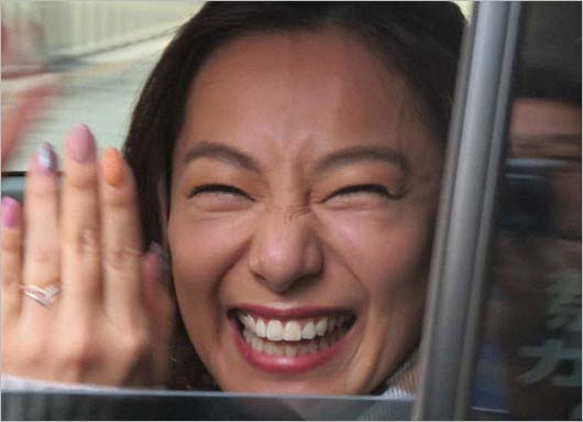 結婚指輪を披露した三船美佳