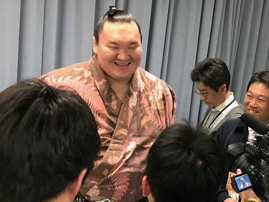 国籍離脱報道で取材を受ける白鵬関