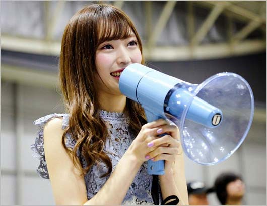 山口真帆が最後の握手会でファンに挨拶している画像