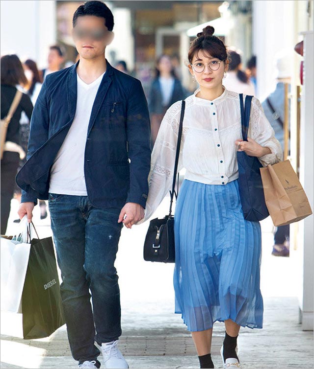 山本里菜アナと彼氏のアウトレットモール手つなぎツーショット画像