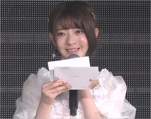 手紙を読む菅原りこ