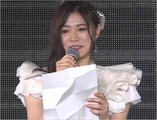 手紙を読む長谷川玲奈