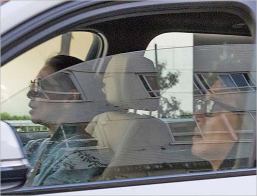 小泉今日子と豊原功補の車中2ショット画像