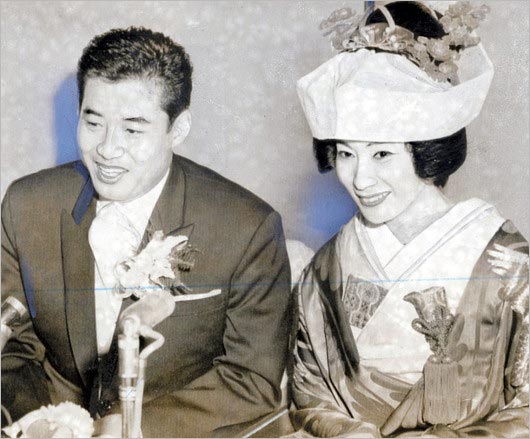 高島忠夫と寿美花代の結婚式後のツーショット会見