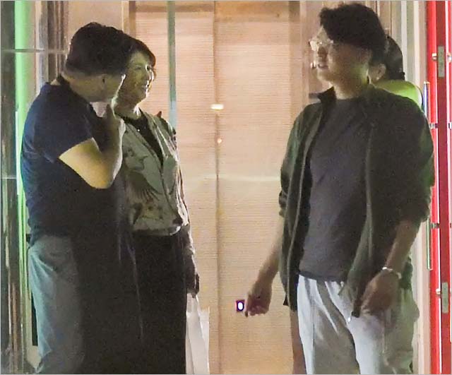 河野景子とイタリアンシェフI氏の肩組みフライデー画像