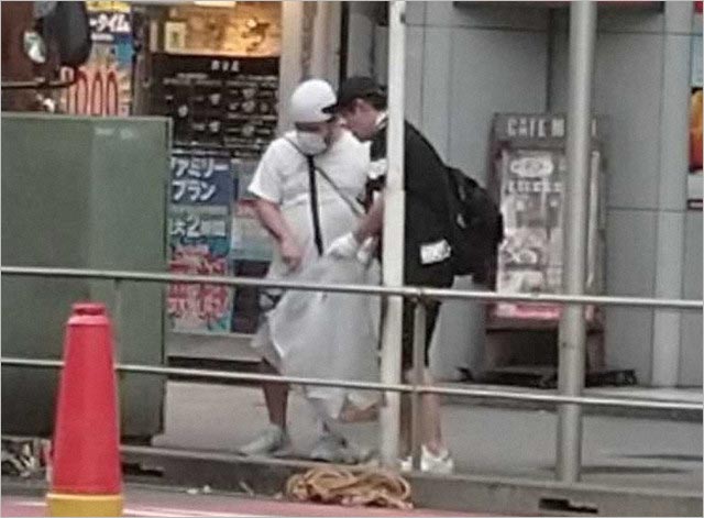 闇営業芸人、謹慎中の空き缶拾い