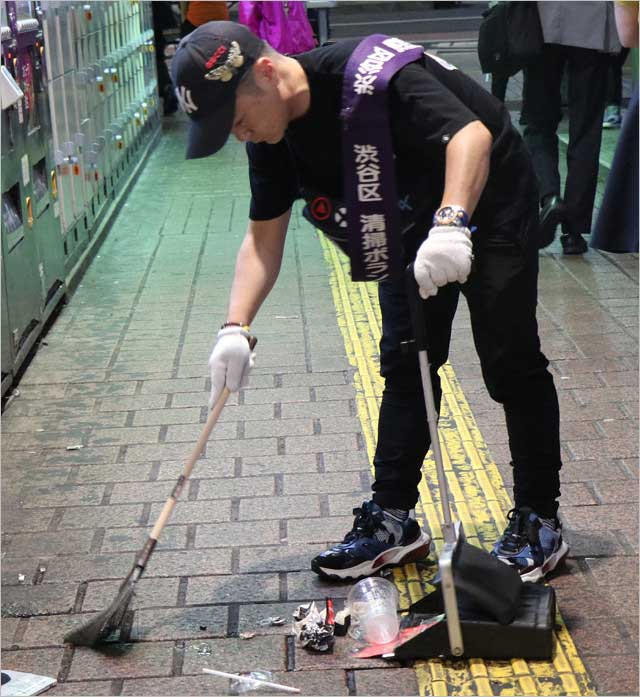 チーム渋谷888の清掃活動に参加したカラテカ入江慎也1枚目
