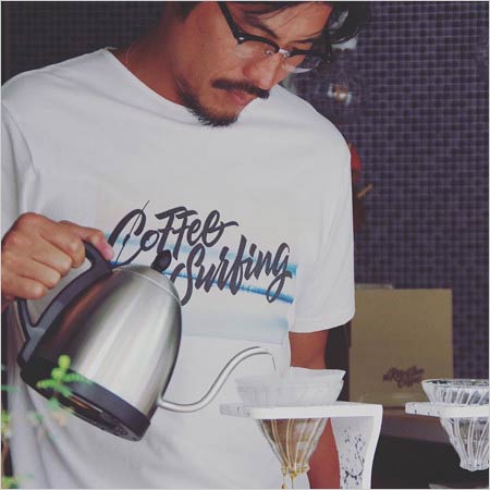 コーヒー屋で働く坂口憲二