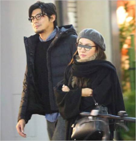 坂口憲二と妻の顔画像