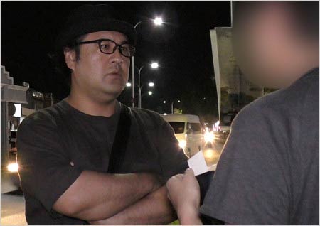 小手伸也がマレーシアで週刊文春の取材に応じた姿