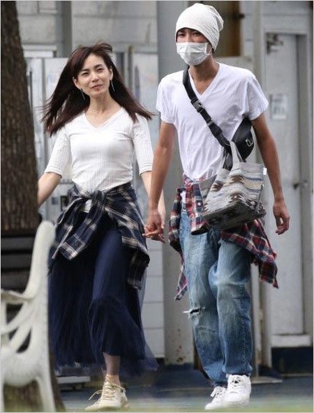 石坂翔太と塚本まり子の不倫交際手繋ぎデート写真