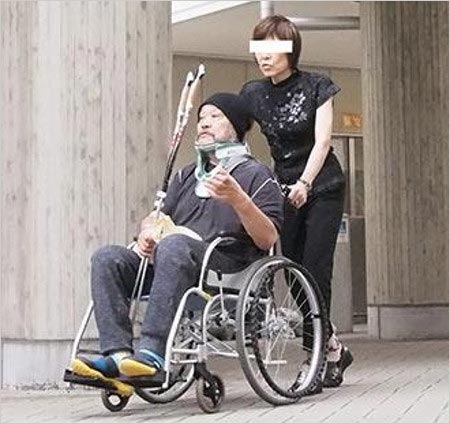 車イスに乗る西田敏行と妻・寿子