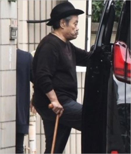 杖を使用する西田敏行