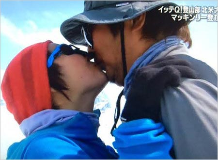 イモトアヤコと夫・石崎Dのキス写真