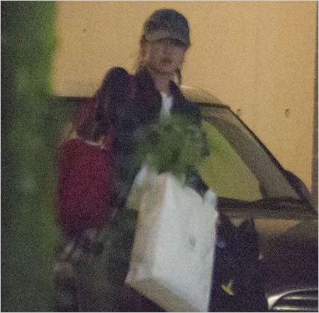 沢尻エリカが違法薬物購入疑惑、自宅に戻ってきた姿