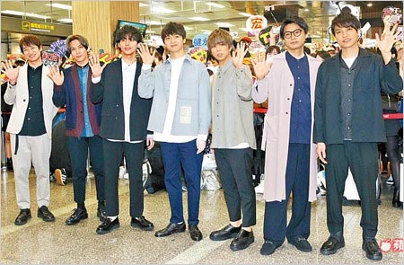 Kis-My-Ft2が台湾の空港に到着時の画像