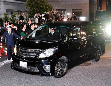 沢尻エリカ保釈、謝罪なしで警察署から逃亡