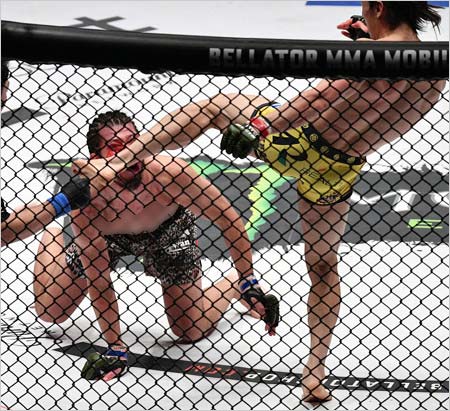 矢地祐介選手が上迫博仁選手にTKO勝利のサッカーボールキック