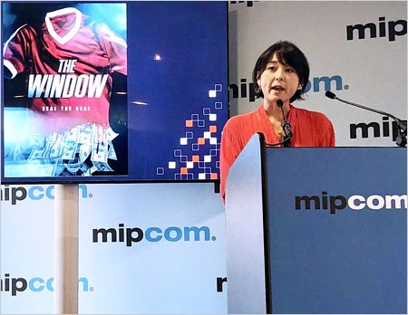 MIPCOMで司会した秋元優里元アナの画像