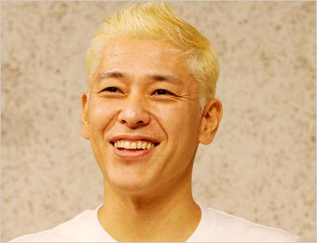 記者会見したロンブー亮