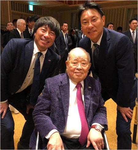 野村克也がヤクルトスワローズOB会出席時の写真（高津臣吾・野村克也・池山隆寛）