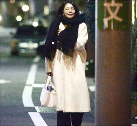 誕生日会後に1人で帰宅する小泉今日子