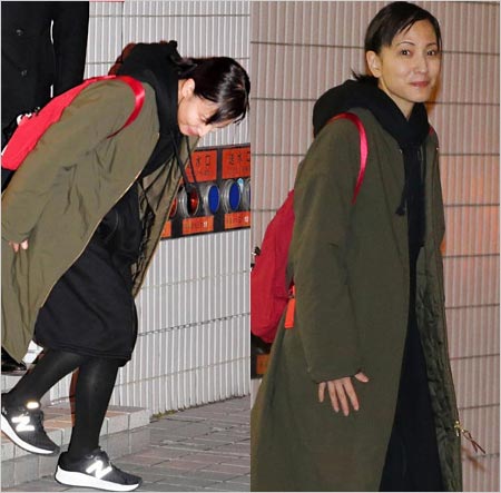 鈴木杏樹が舞台『罪のない嘘~毎日がエイプリルフール~』初日公演終了後に会釈