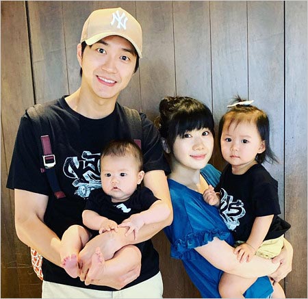 愛ちゃんと夫＆子供のファミリー写真