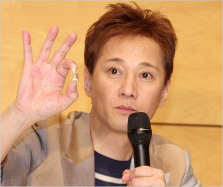 中居正広が独立会見でジャニー喜多川前社長の遺骨を披露