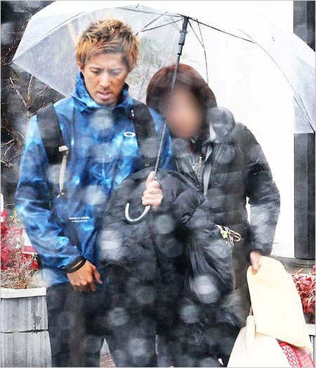 陸上・藤光謙司選手と細川亨選手の妻・細川稀叶社長(フラッシュ撮影)