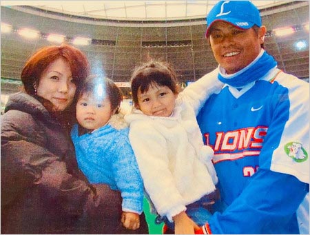 細川亨選手と家族写真