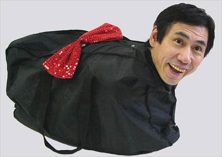 ボストンバッグ入りしたエスパー伊東