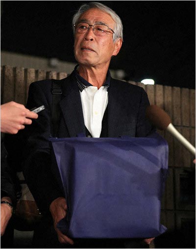 志村けん火葬後、骨つぼを抱える兄・志村知之