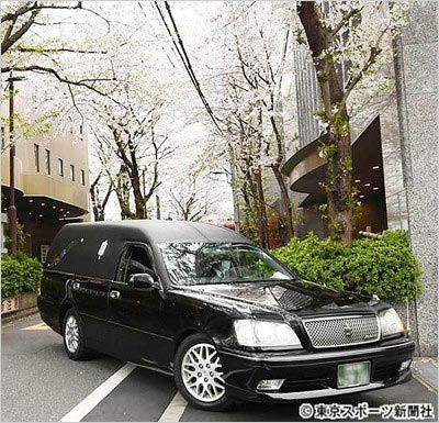 志村けんの遺体を乗せた霊柩車