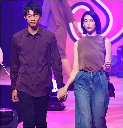 竹内涼真&三吉彩花の手繋ぎ2ショット写真(『Seventeen 夏の学園祭2017』ランウェイ)