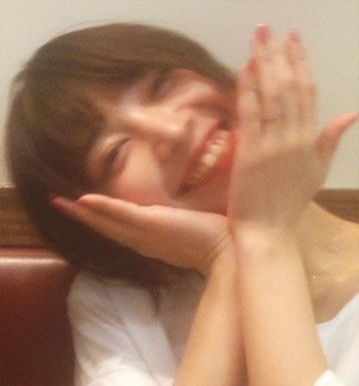 左手薬指に指輪をハメた吉谷彩子の写真