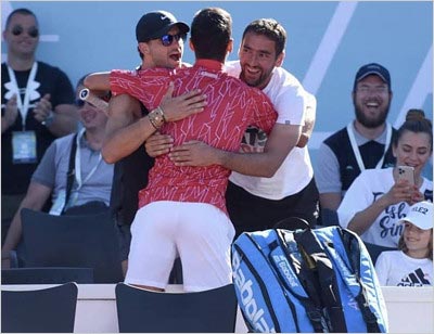 ハグをするノバク・ジョコビッチ選手ら