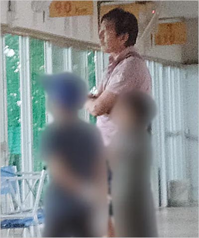 石田純一がマスク不着用で子供たちと接触する姿