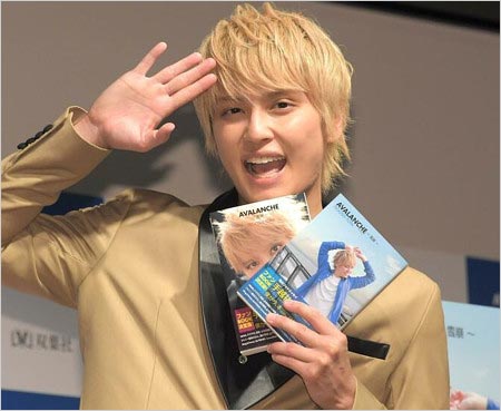 フォトエッセイ出版会見を行った手越祐也