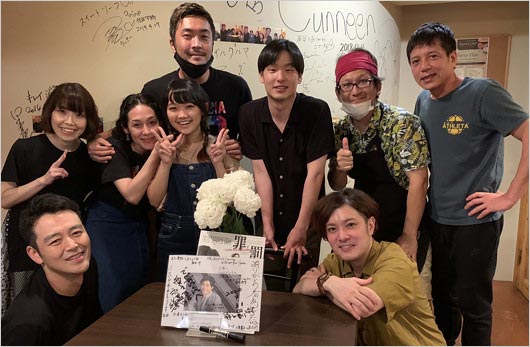 三浦春馬の追悼会に勝村政信らが参加、笑顔でピース写真